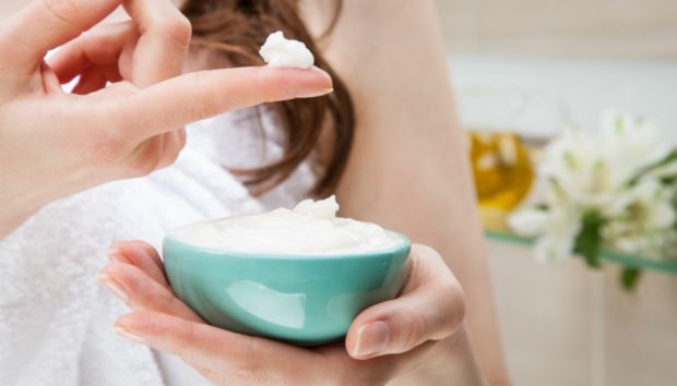 5 Πράγματα που Μπορείτε να Κάνετε Μέσα στο Σπίτι σας με Λίγη Κρέμα Μαλλιών
