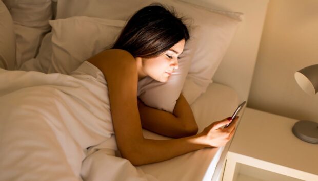 3 Λόγοι που Δεν Πρέπει να Ασχολείστε με το Κινητό Πριν Πέσετε για Ύπνο