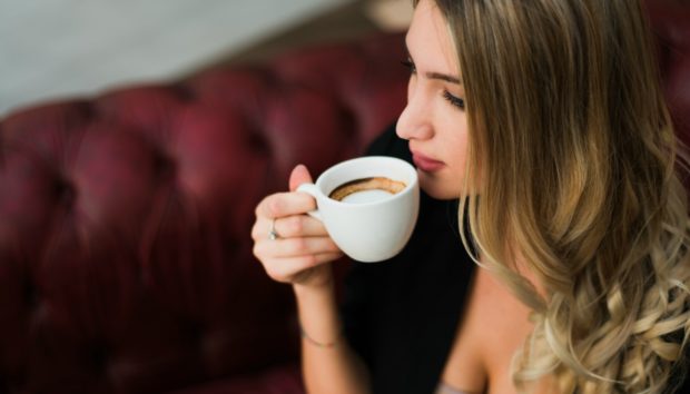 Σας Χύθηκε Καφές στον Καναπέ; Δείτε πώς θα τον Καθαρίσετε (VIDEO)