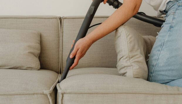 Πώς να Επαναφέρετε το Καθιστικό σας σε Τάξη σε 15 Λεπτά