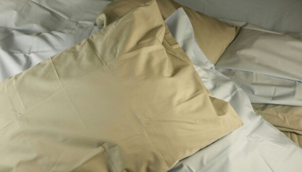 Γιατί Κιτρινίζουν τα Μαξιλάρια του Ύπνου;